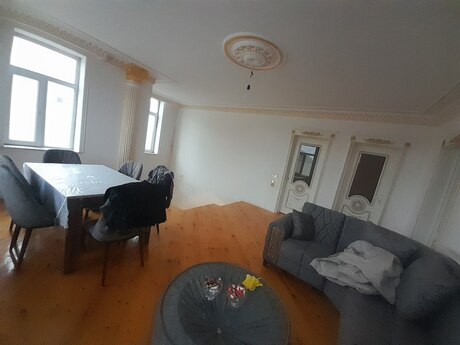 Satılır 7 otaqlı həyət evi/bağ evi 200 m², Novxanı q.