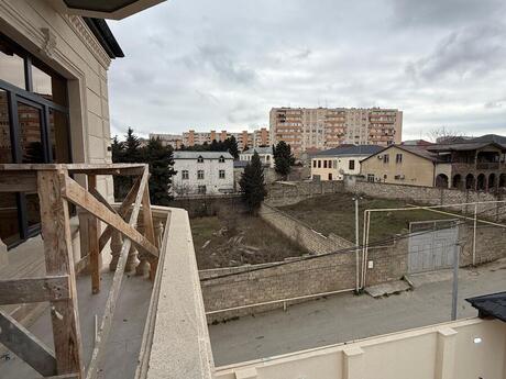 6 otaqlı həyət evi/bağ evi - Qaraçuxur q. - 330 m²