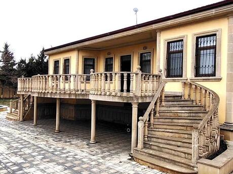 4 otaqlı həyət evi/bağ evi - Novxanı q. - 200 m²