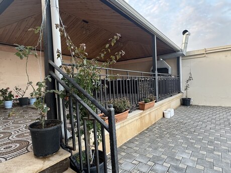 6 otaqlı həyət evi/bağ evi - Zirə q. - 210 m²