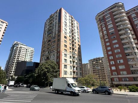 4-комн. новостройка - м. Элмляр Академиясы - 181 м²