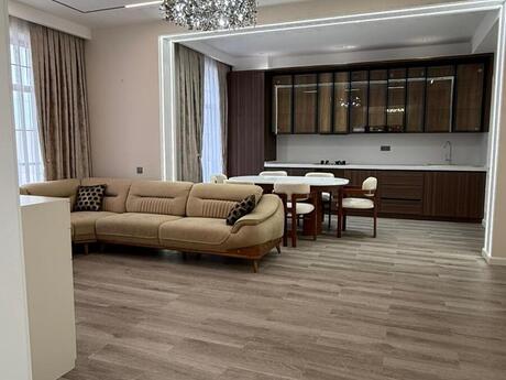 5 otaqlı həyət evi/bağ evi - Novxanı q. - 250 m²