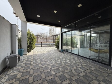 7 otaqlı həyət evi/bağ evi - Novxanı q. - 600 m²