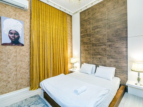 5 otaqlı köhnə tikili - 8 Noyabr m. - 138 m²
