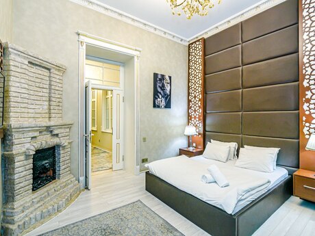 5 otaqlı köhnə tikili - 8 Noyabr m. - 138 m²