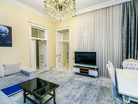 5 otaqlı köhnə tikili - 8 Noyabr m. - 138 m²