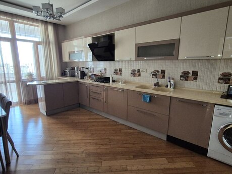 4 otaqlı mənzil, 200 m², 28 May: 520 000 ₼ 3