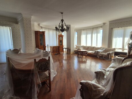 4 otaqlı mənzil, 200 m², 28 May: 520 000 ₼ 2