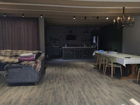 7 otaqlı həyət evi/bağ evi - Novxanı q. - 400 m²