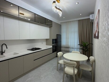 4 otaqlı yeni tikili - 8 Noyabr m. - 145 m²