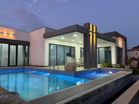 4 otaqlı həyət evi/bağ evi - Şüvəlan q. - 240 m²