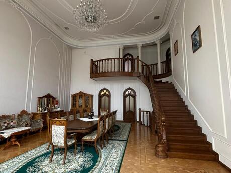 11 otaqlı həyət evi/bağ evi - Həzi Aslanov q. - 600 m²