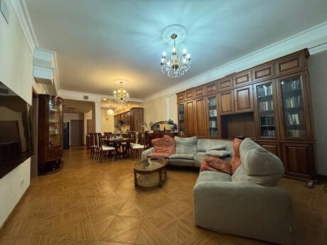 Satılır 4 otaqlı yeni tikili 161 m², 28 May m.