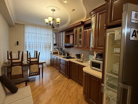 3 otaqlı yeni tikili - 8 Noyabr m. - 126 m²