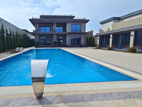 9 otaqlı həyət evi/bağ evi - Mərdəkan q. - 1050 m²