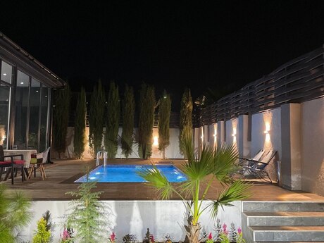 4 otaqlı həyət evi/bağ evi - Buzovna q. - 250 m²