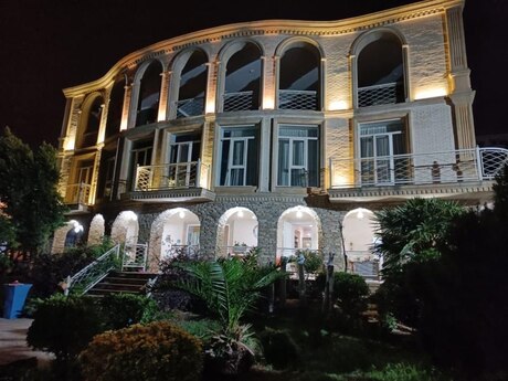 7 otaqlı həyət evi/bağ evi - Buzovna q. - 600 m²