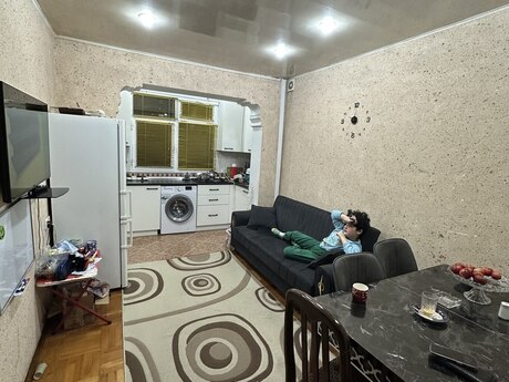 Satlr 1 otaql khn tikili 52 m, Azadlq Prospekti m.