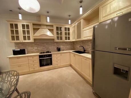 4-room apartment for rent, 210 m², Nizami: 2 000 ₼/mo 5