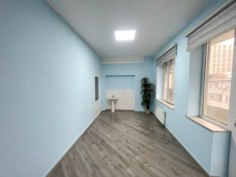 9 otaqlı ofis - İnşaatçılar m. - 225 m²