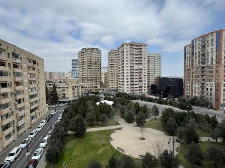 4-комн. новостройка - м. Элмляр Академиясы - 180 м²