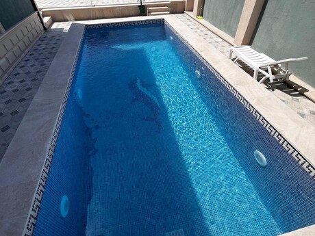 5 otaqlı həyət evi/bağ evi - Novxanı q. - 300 m²