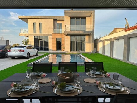 4 otaqlı həyət evi/bağ evi - Novxanı q. - 340 m²