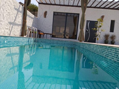 4 otaqlı həyət evi/bağ evi - Novxanı q. - 240 m²