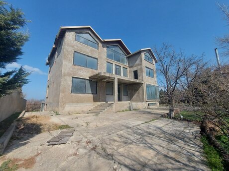 14 otaqlı həyət evi/bağ evi - Novxanı q. - 820 m²