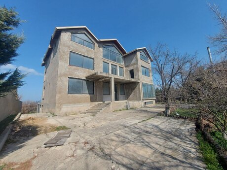 14 otaqlı həyət evi/bağ evi - Novxanı q. - 820 m²