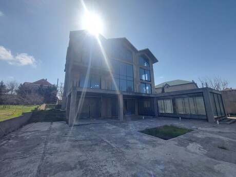 14 otaqlı həyət evi/bağ evi - Novxanı q. - 820 m²