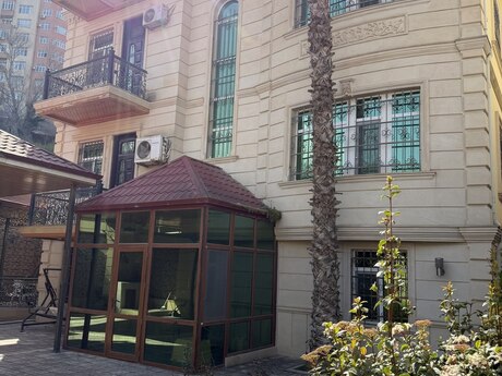 7 otaqlı həyət evi/bağ evi - Bakıxanov q. - 300 m²