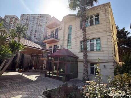 7 otaqlı həyət evi/bağ evi - Bakıxanov q. - 300 m²