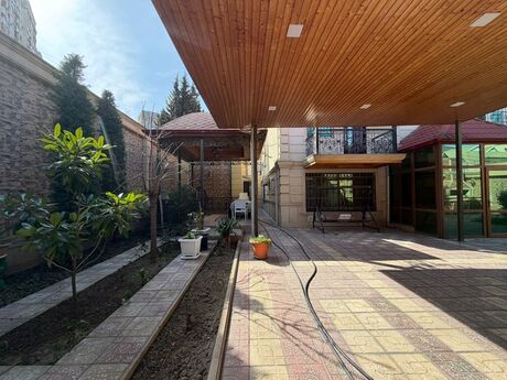 7 otaqlı həyət evi/bağ evi - Bakıxanov q. - 330 m²