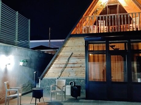 2 otaqlı həyət evi/bağ evi - Novxanı q. - 200 m²