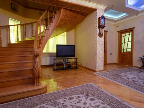 9 otaqlı həyət evi/bağ evi - Suraxanı r. - 600 m²
