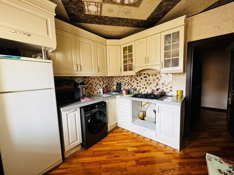 3 otaqlı köhnə tikili - Bakıxanov q. - 80 m²