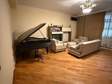 Satılır 3 otaqlı yeni tikili 154 m², 8 Noyabr m.