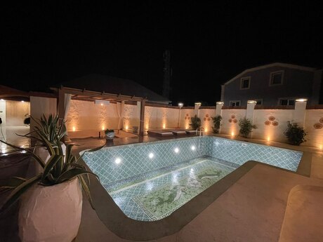 6 otaqlı həyət evi/bağ evi - Novxanı q. - 340 m²