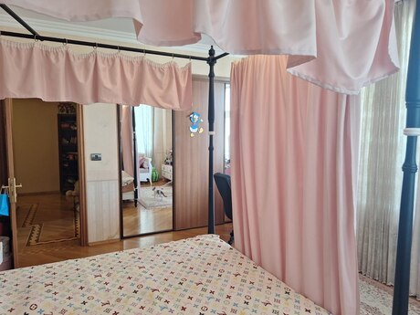 Satılır 3 otaqlı yeni tikili 180 m², 28 May m.