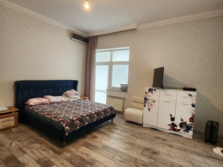 4 otaqlı həyət evi/bağ evi - Binəqədi r. - 300 m²