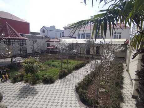 10 otaqlı həyət evi/bağ evi - Azadlıq Prospekti m. - 650 m²