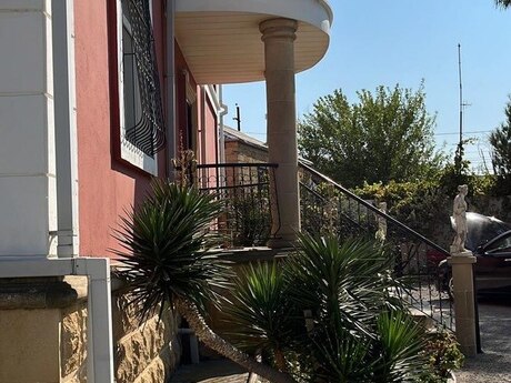 11 otaqlı həyət evi/bağ evi - Novxanı q. - 350 m²