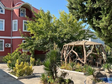 11 otaqlı həyət evi/bağ evi - Novxanı q. - 350 m²