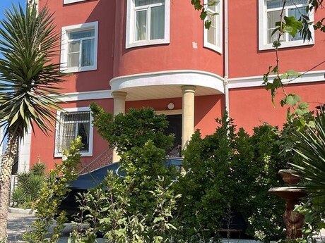 11 otaqlı həyət evi/bağ evi - Novxanı q. - 350 m²