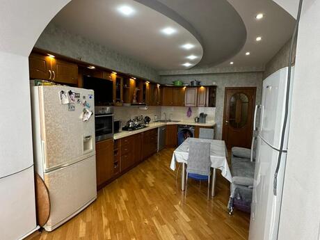 4 otaqlı yeni tikili - 8 Noyabr m. - 172 m²