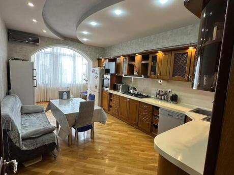 4 otaqlı yeni tikili - 8 Noyabr m. - 172 m²