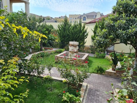 8 otaqlı həyət evi/bağ evi - Qaraçuxur q. - 140 m²