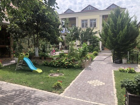 8 otaqlı həyət evi/bağ evi - Qaraçuxur q. - 140 m²
