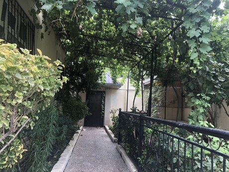 8 otaqlı həyət evi/bağ evi - Qaraçuxur q. - 140 m²